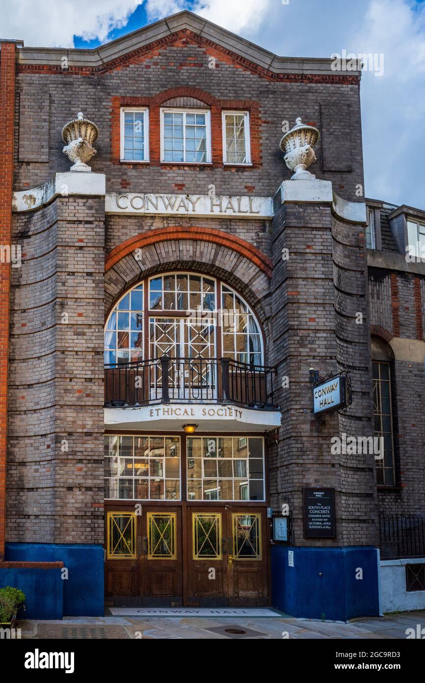 Conway Hall, Eingang zum Red Lion Square, C. London. Conway Hall gehört der Wohltätigkeitsorganisation Conway Hall Ethical Society und wurde 1929 eröffnet. Stockfoto