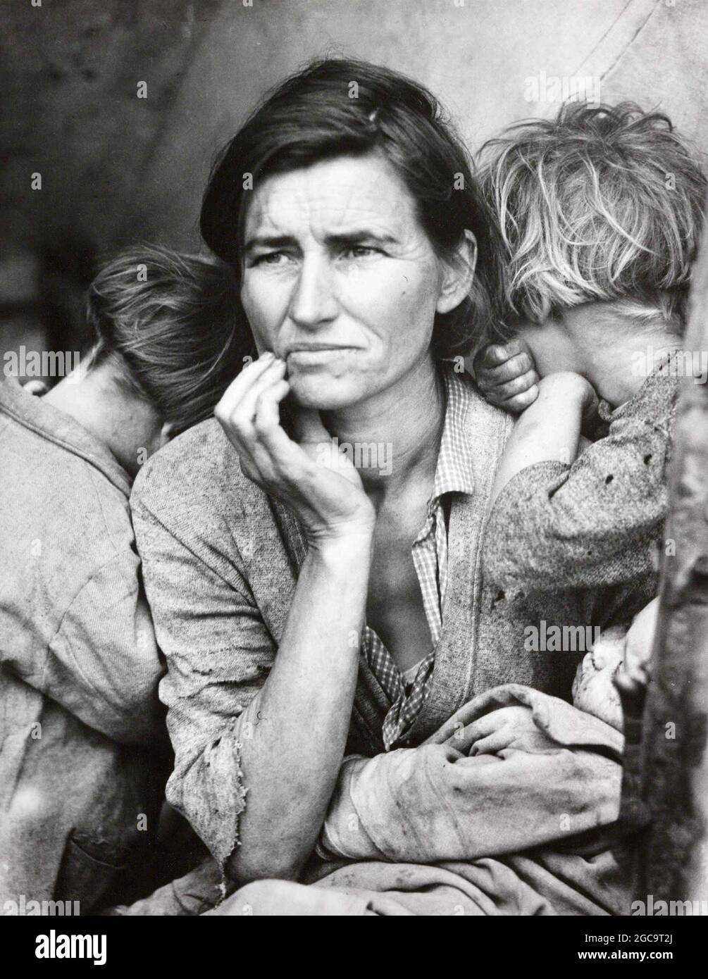 Eine Migrantenmutter und ihre Kinder während der amerikanischen Depression im Dustbowl, aufgenommen von Dorothea lange Stockfoto
