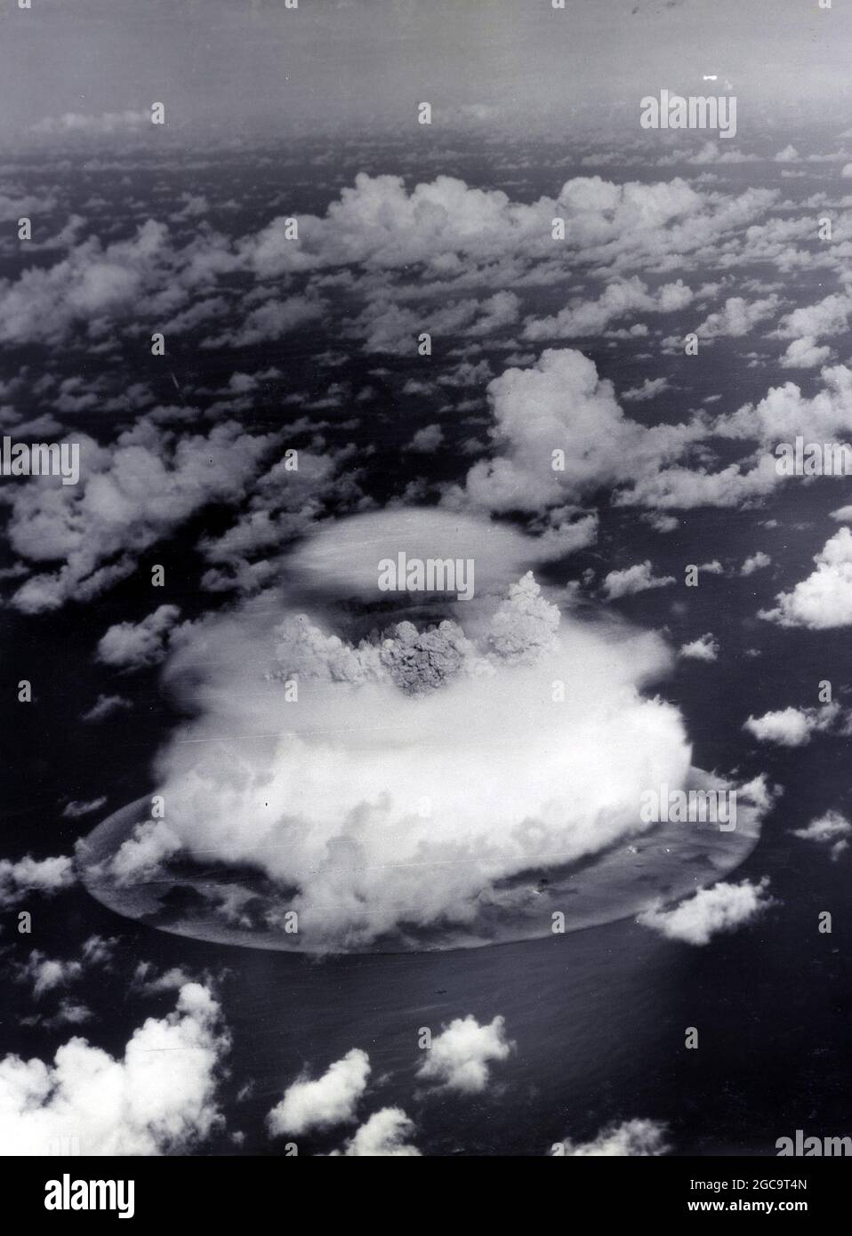 Atomexplosion und Pilzwolke beim Atomtest der Operation Crossroads (Baker Day) im Bikini Atoll im Jahr 1946 Stockfoto