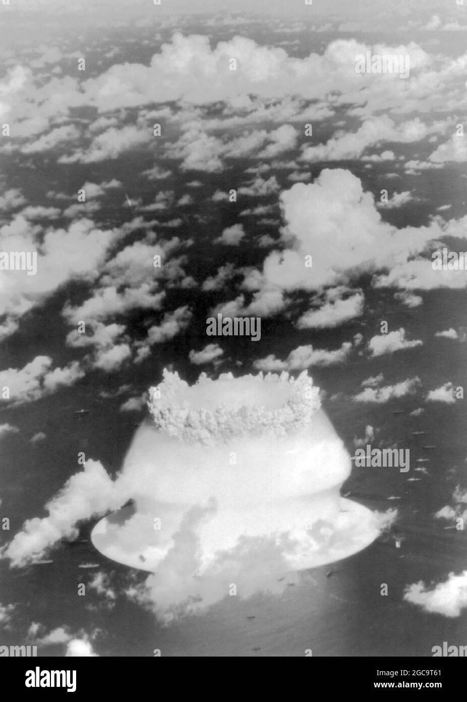 Atomexplosion und Pilzwolke beim Atomtest der Operation Crossroads (Baker Day) im Bikini Atoll im Jahr 1946 Stockfoto