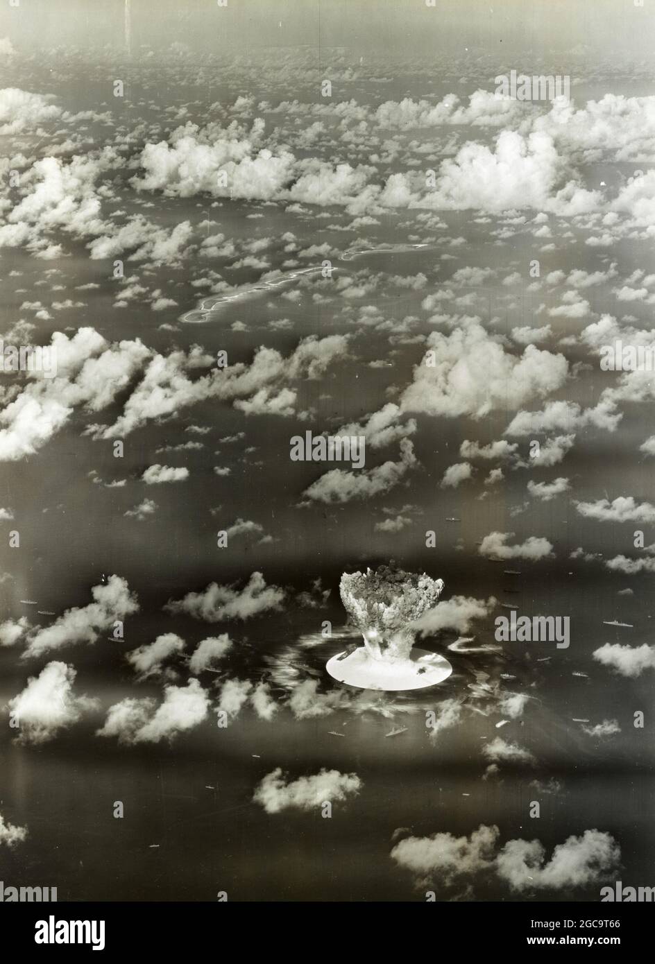 Atomexplosion und Pilzwolke beim Atomtest der Operation Crossroads (Baker Day) im Bikini Atoll im Jahr 1946 Stockfoto