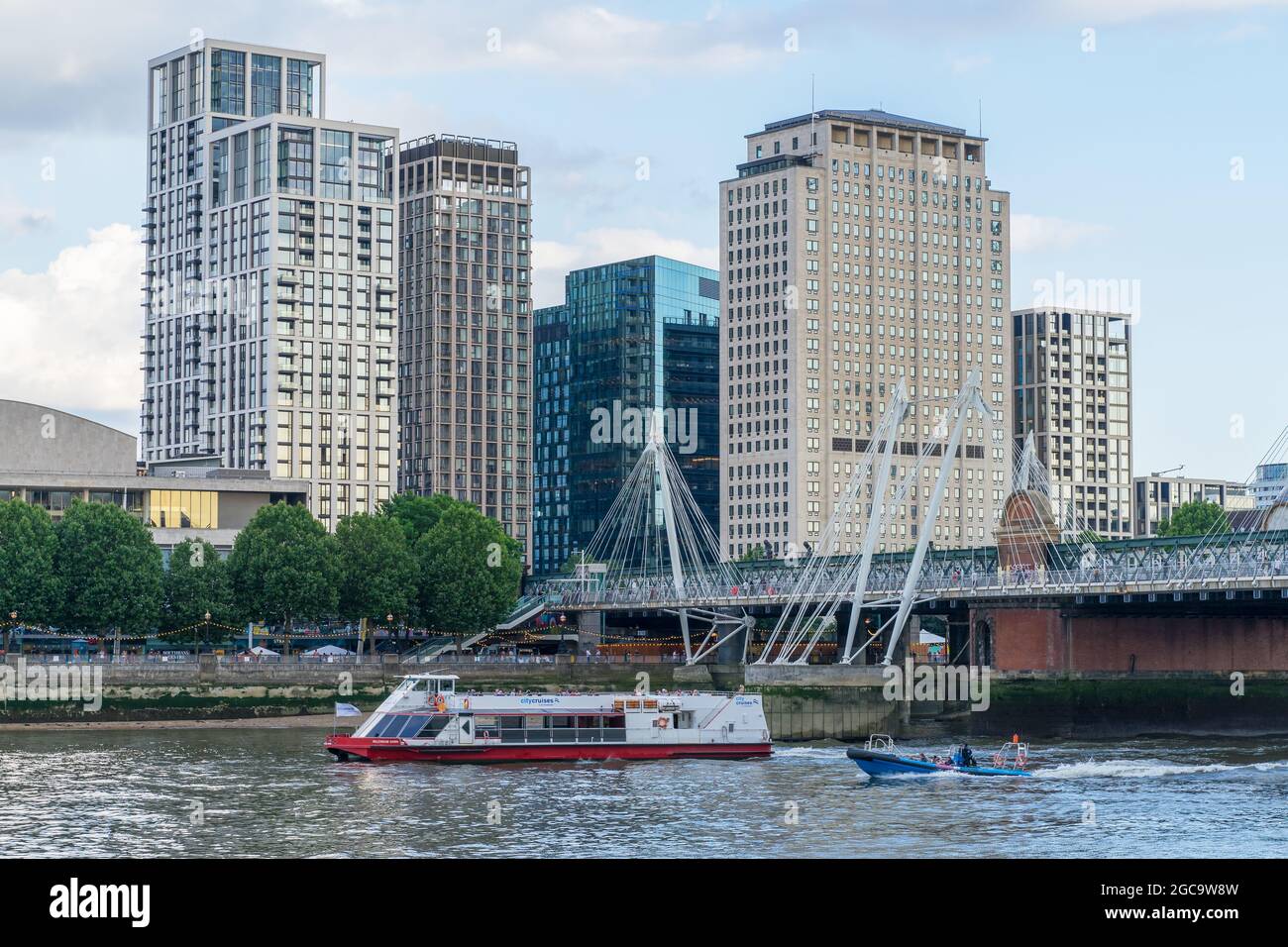 Das Shell Center und die Gebäude des Casson Square am Southbank der Themse. London - 4. August 2021 Stockfoto