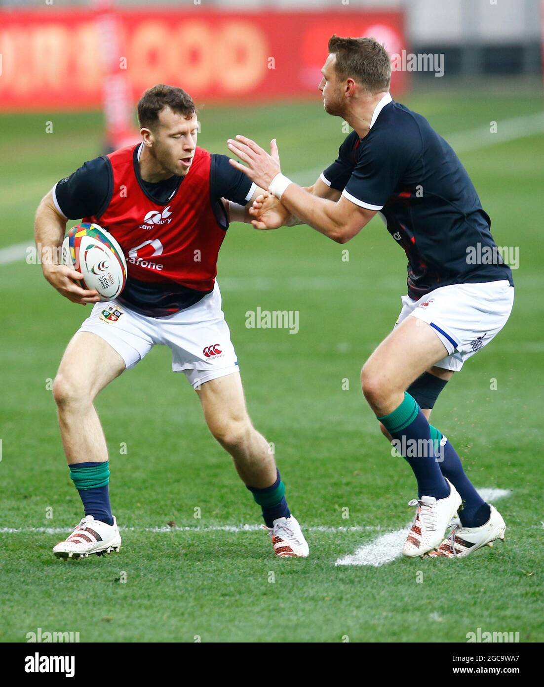 Gareth Davies und Dan Biggar von den britischen und irischen Lions während der Castle Lager Lions Series, dem dritten Testspiel im Cape Town Stadium, Kapstadt, Südafrika. Bilddatum: Samstag, 8. August 2021. Stockfoto