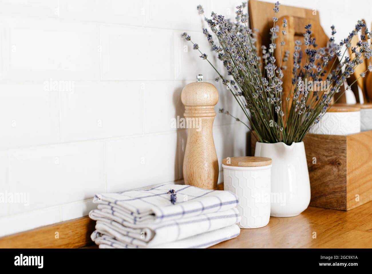 Küche im Landhausstil und Lavendelblüten Stockfoto
