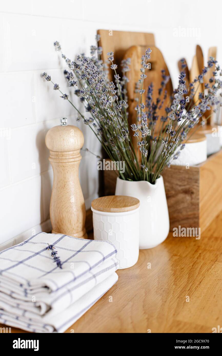 Küche im Landhausstil und Lavendelblüten Stockfoto