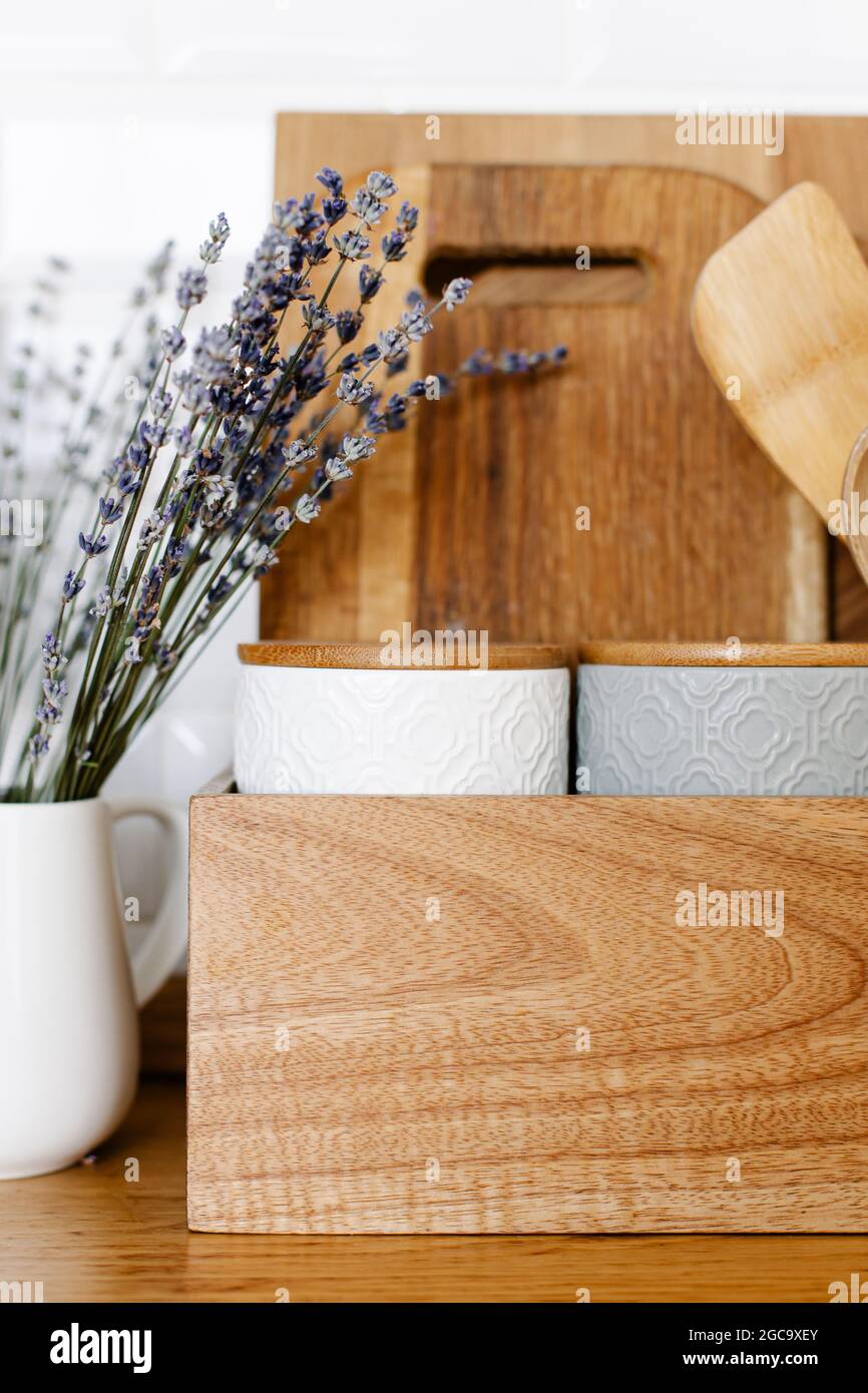 Küche im Landhausstil und Lavendelblüten Stockfoto