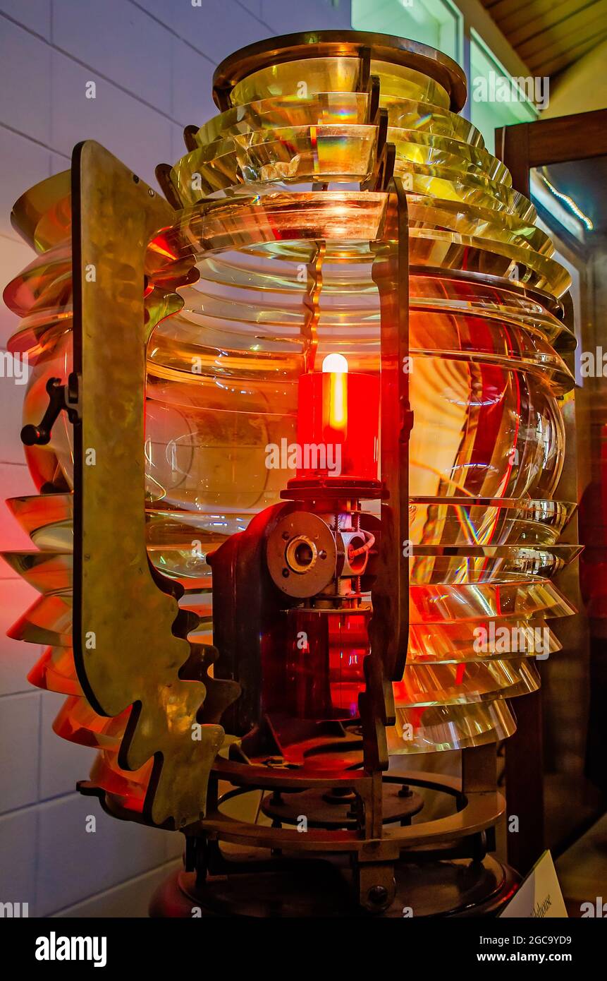 Eine Fresnel-Linse des vierten Ordens vom Mobile Point Lighthouse wird am 31. Juli 2021 im Fort Morgan Museum in Gulf Shores, Alabama, ausgestellt. Stockfoto