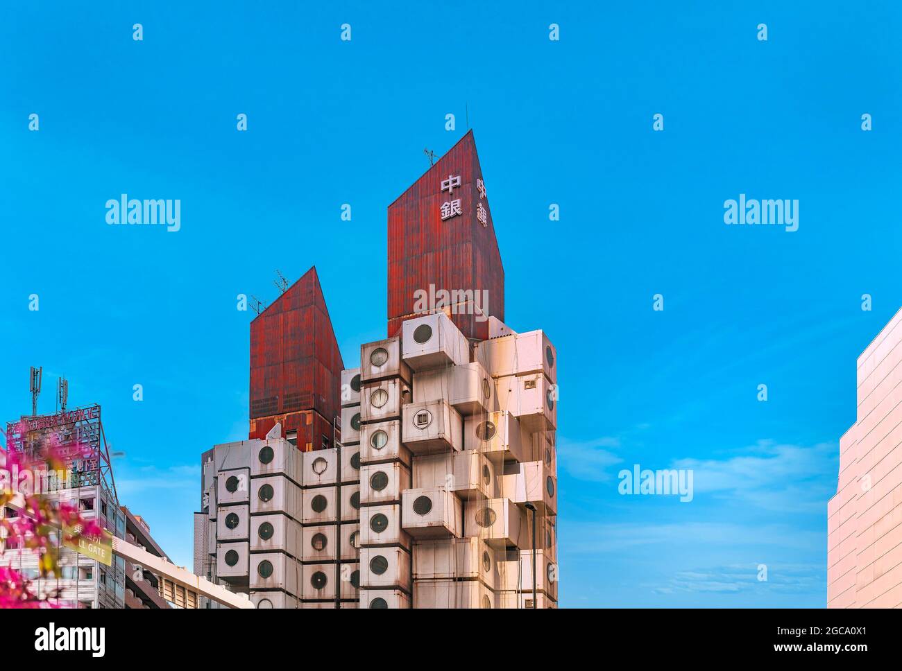 tokio, japan - april 09 2021: Verrosttes Wellblechdach mit Blick auf das berühmte quaderförmige Gebäude des Nakagin Capsule Tower, das 1972 von Japanern errichtet wurde Stockfoto