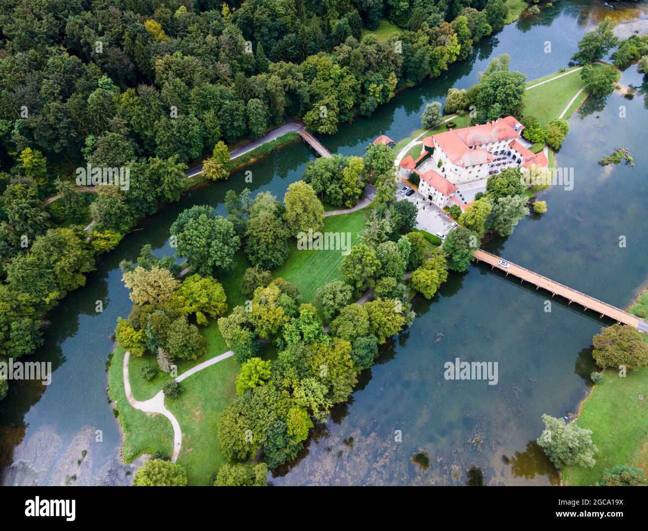 Märchen Schloss Otocec Grad am Fluss Krka in Slowenien. Drohnenansicht. Stockfoto