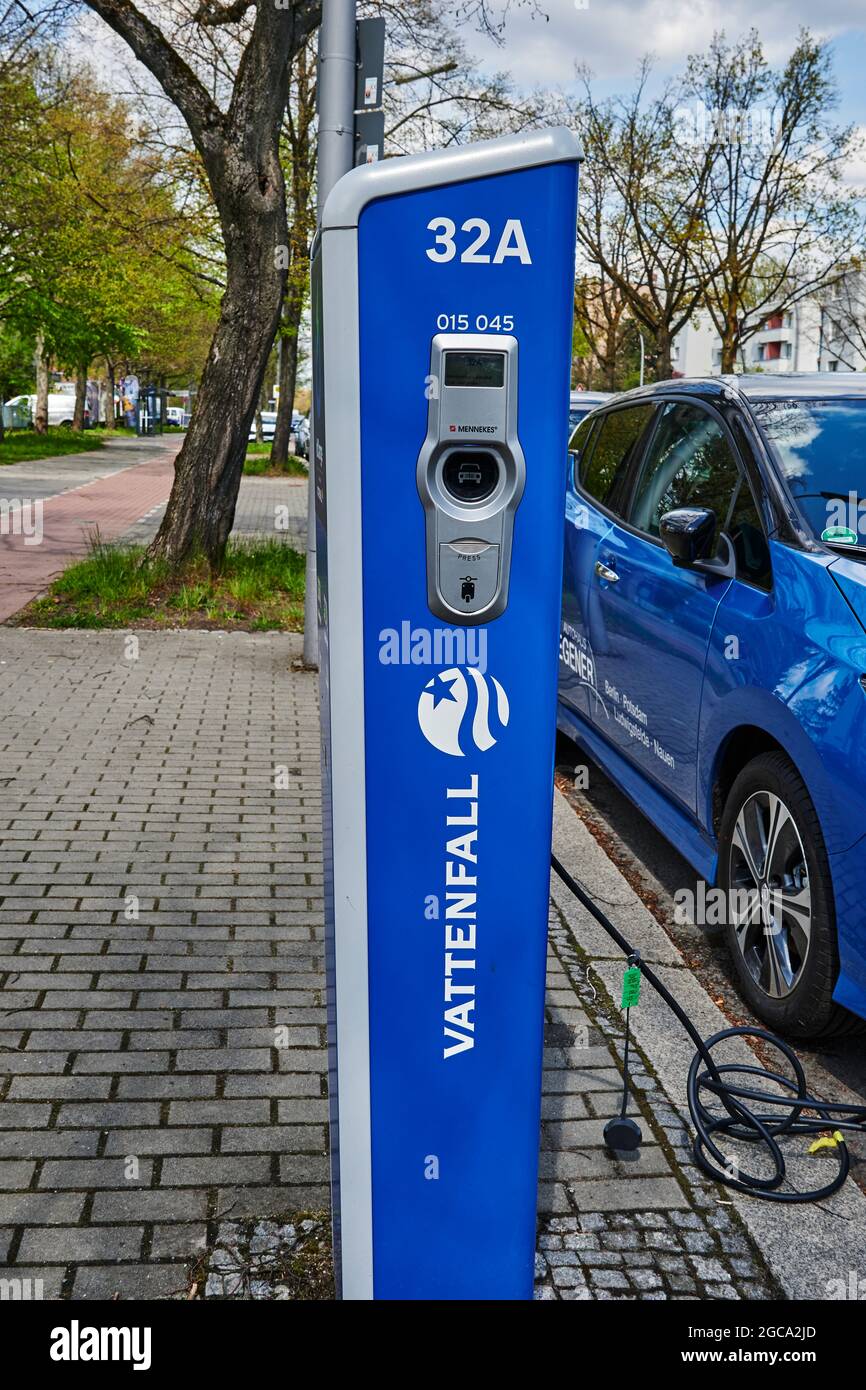 Berlin, Deutschland - 8. Mai 2021: Blick auf eine öffentliche Ladestation für umweltfreundliche Autos mit Elektroantrieb. Stockfoto