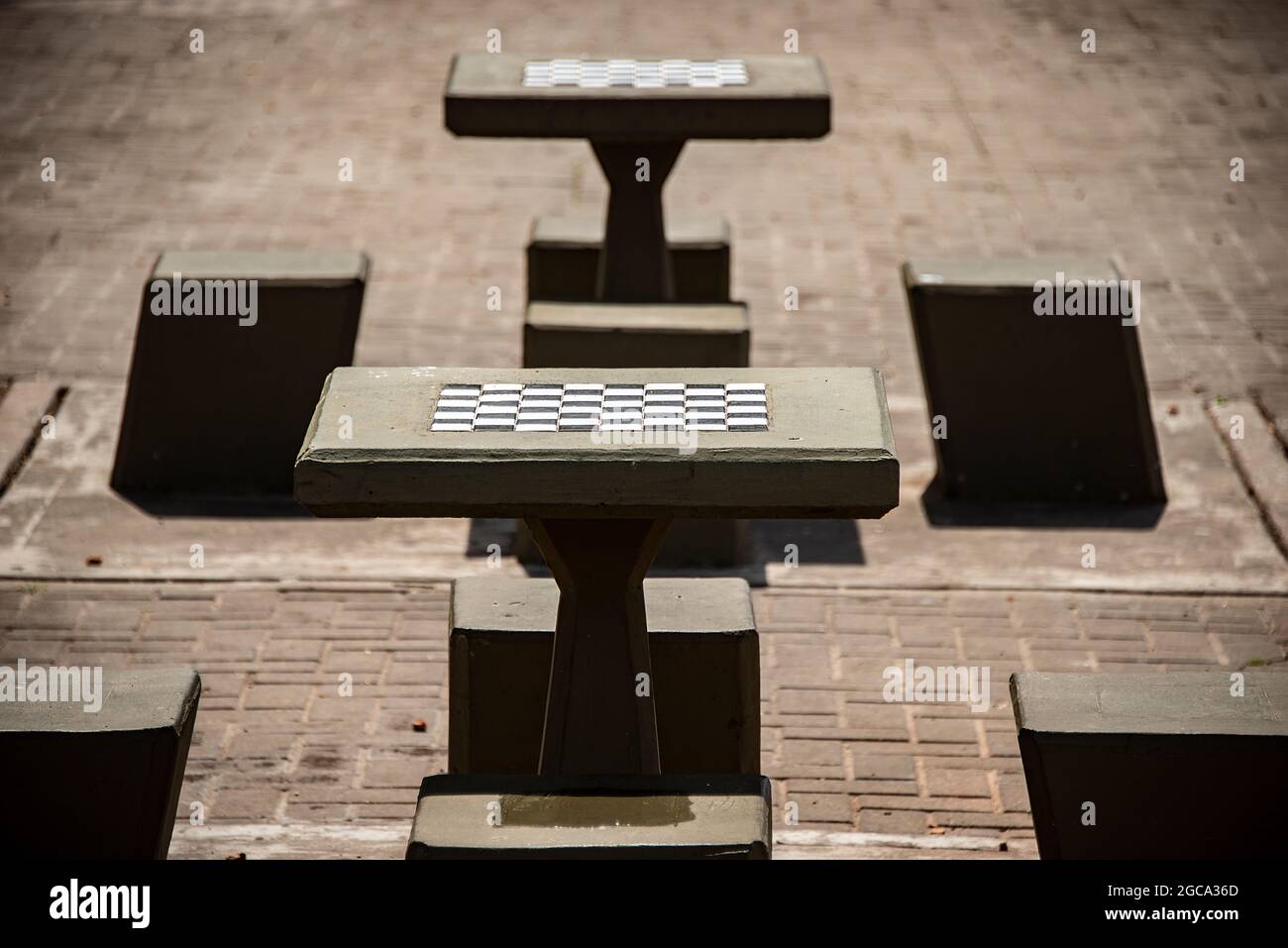 Geometrisch geformte Schachtische auf einem Platz in Buenos Aires. Stockfoto