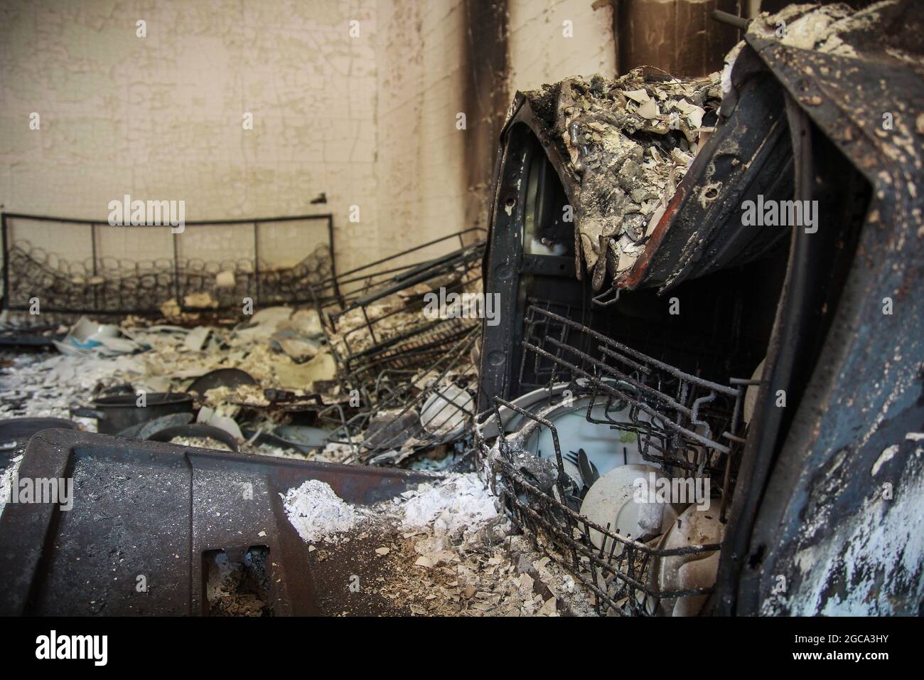 Mugla, Istanbul, TÜRKEI. August 2021. Die Türkei bekämpft seit dem 28. Juli Waldbrände.Neben Feuerwehrleuten und Forstarbeitern nahmen viele Zivilisten und Freiwillige an den Löscharbeiten Teil.in vielen Städten des Landes kamen acht Menschen bei Bränden ums Leben. Tausende von Tieren kamen ums Leben, Wald- und Agrarflächen sowie Gewächshausflächen in der Region wurden zur Asche. (Bild: © Sedat ElbasanZUMA Wire) Stockfoto