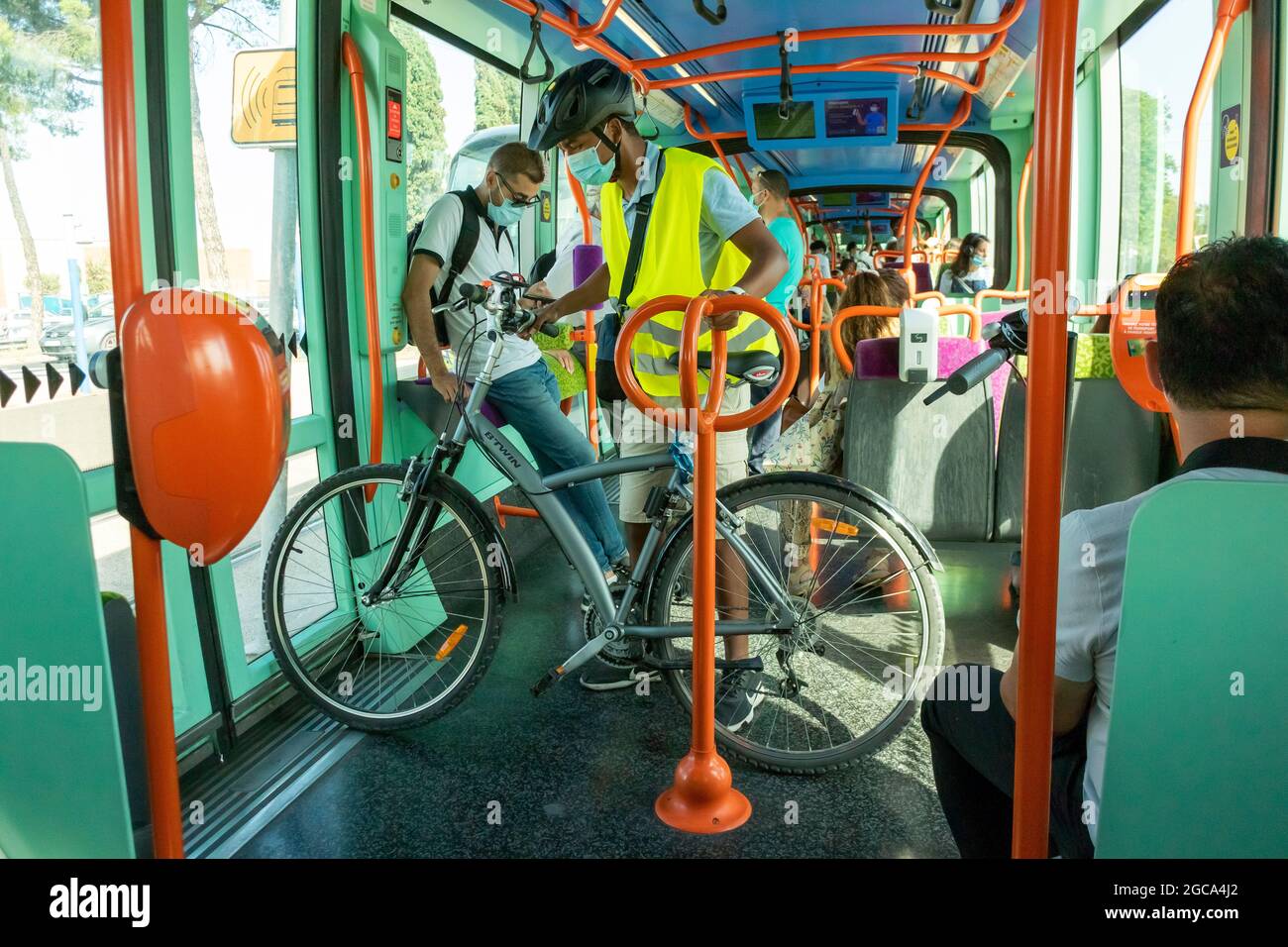 Montpellier, Frankreich, Menschen Stadtverkehr mit der Straßenbahn im Stadtzentrum, mit Fahrrädern, urbaner Mobilität, Ökologie öffentlicher Räume Stockfoto