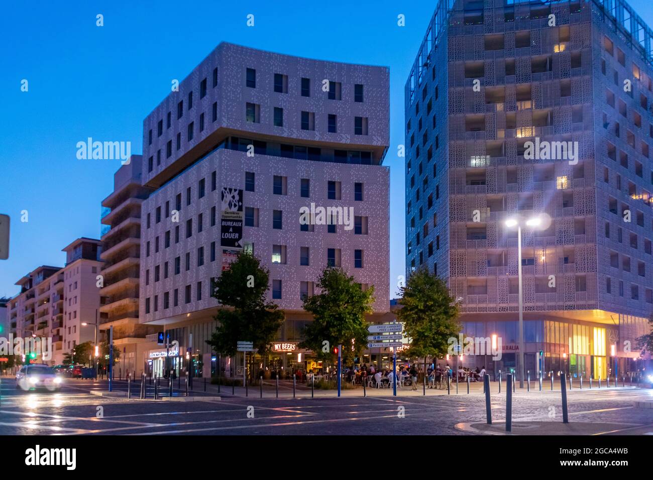 Montpellier, Frankreich, Bürogebäude mit moderner Architektur im Viertel Pablo Pi-casso, Szenen in der Nachtstraße Stockfoto