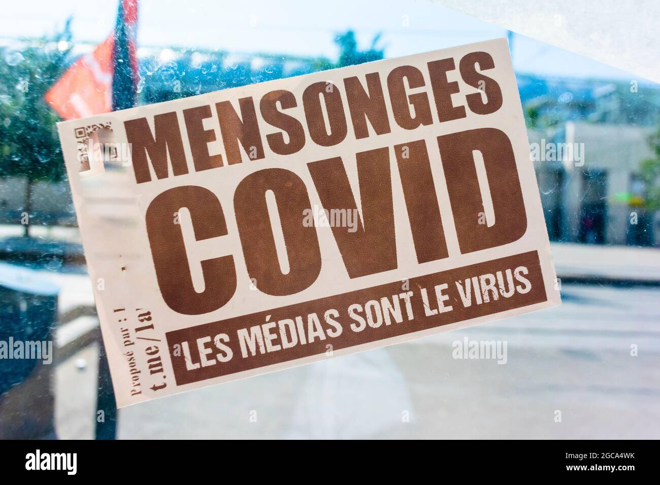 Montpellier, Frankreich, COVID-19-Schild, epidemische Denialist-Zeichen auf der Straße „COVID lügt, die Medien sind das Virus“ Anti-Pass-Regeln, Desinformation, Herausforderungen der öffentlichen Gesundheit, Gesundheitsprotest europa Stockfoto