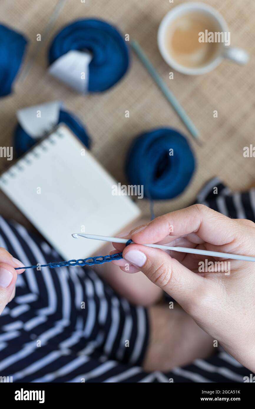 Nahaufnahme eines blauen Leinenstichs. Stockfoto