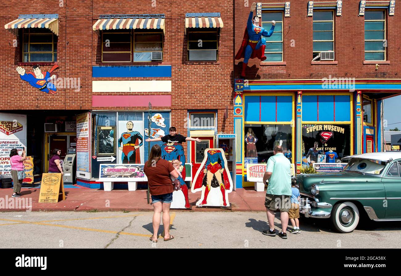 Metropolis, Illinois, USA. August 2021. Das Super Museum in Metropolis, Illinois, zeigt etwa 70,000 Superman- und andere Heldengegenstände, die im Laufe seines Lebens vom Besitzer Jim Hambrick gesammelt wurden. Die Exhbitis des Museums, „'.span Supermans 80-jährige Geschichte, und sind nach den vielen verschiedenen Mediendarstellungen der Figur in dieser Zeit organisiert, einschließlich: Comic-Bücher, Zeitungsstreifen, Radio, Filmserien, Fernsehen, Broadway, Spielfilme, Videospiele und andere Medienformate. (Bildquelle: © Brian Cahn/ZUMA Press Wire) Stockfoto