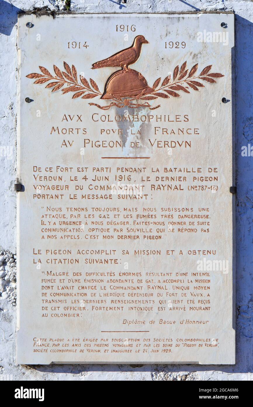 Gedenktafel für die Brieftauben in Fort Vaux (Fort de Vaux) in Vaux-Devant-Damloup (Meuse), Frankreich Stockfoto