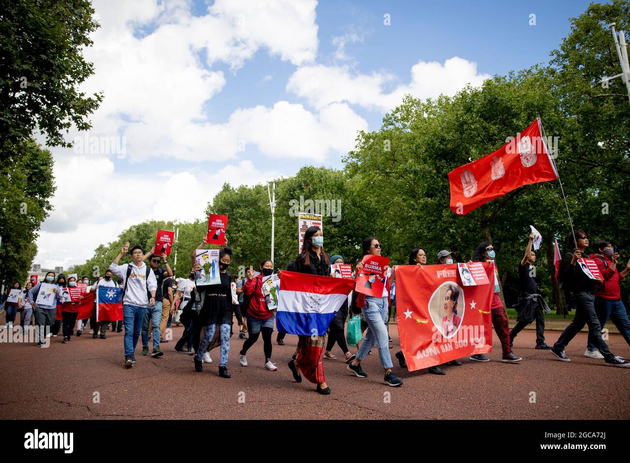 London, Großbritannien. August 2021. Die Demonstranten sahen während des Protestes einen Einmarsch im Green Park.am Vorabend des 33. Jahrestages des 8888. Volksaufstands in Myanmar marschierten Hunderte von Birmanen in London vom Parliament Square zum Foreign, Commonwealth & Development Office und dann zur Botschaft von Myanmar. Sie protestierten gegen die Völkermord-Diktatur der aktuellen Putschregierung in Myanmar und forderten internationale Hilfe zur Anerkennung der Regierung der Nationalen Einheit von Myanmar. Kredit: SOPA Images Limited/Alamy Live Nachrichten Stockfoto