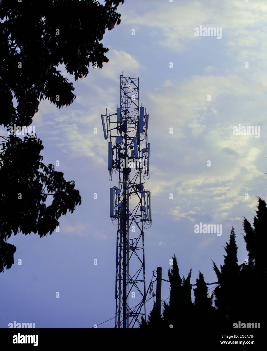 BTS-Telekommunikation. Eine Basis-Transceiver-Station (BTS) ist ein Gerät, das die drahtlose Kommunikation ermöglicht Stockfoto