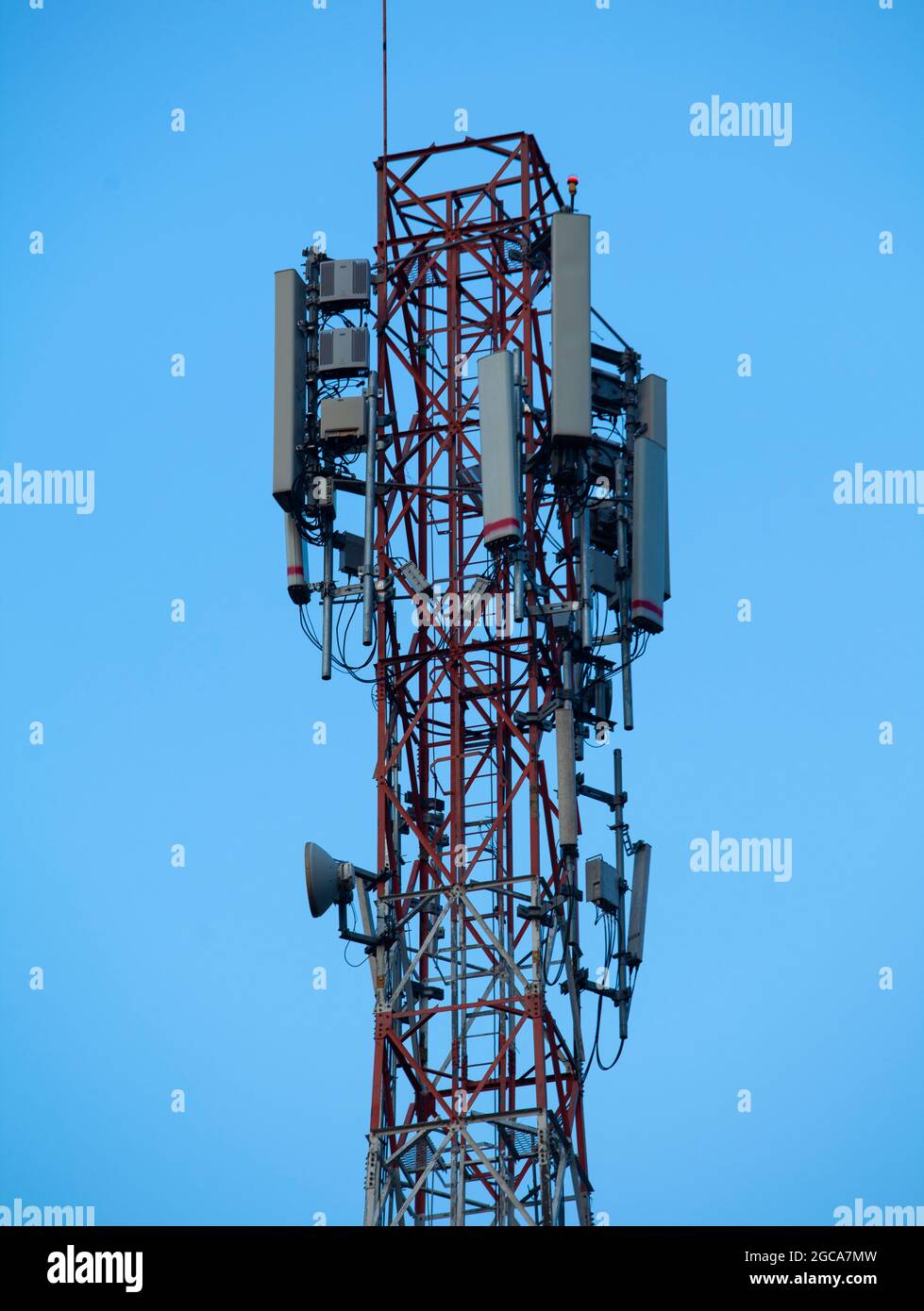 BTS-Telekommunikation. Eine Basis-Transceiver-Station (BTS) ist ein Gerät, das die drahtlose Kommunikation ermöglicht Stockfoto