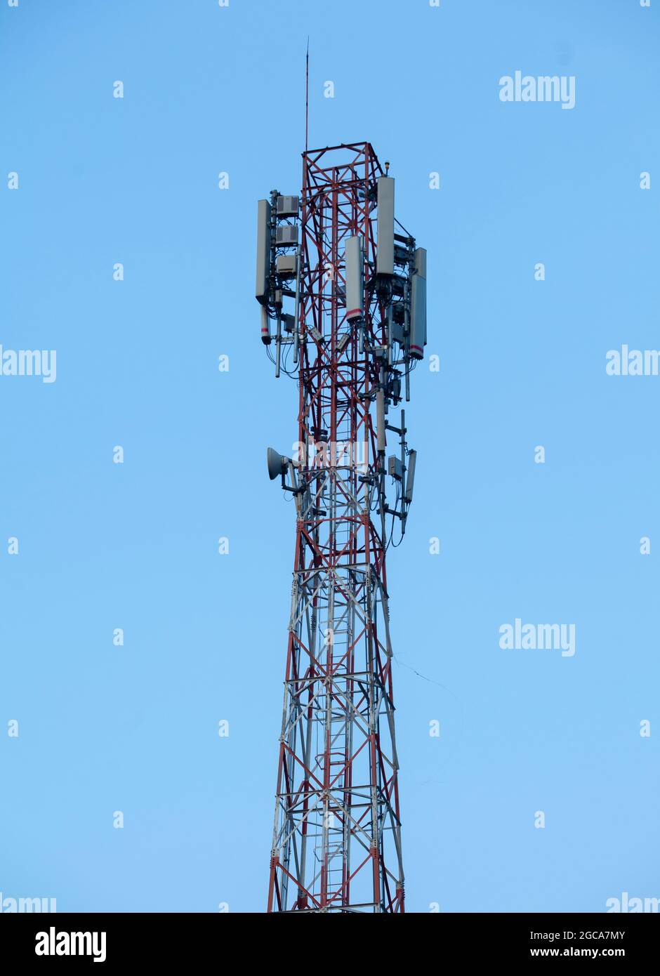 BTS-Telekommunikation. Eine Basis-Transceiver-Station (BTS) ist ein Gerät, das die drahtlose Kommunikation ermöglicht Stockfoto