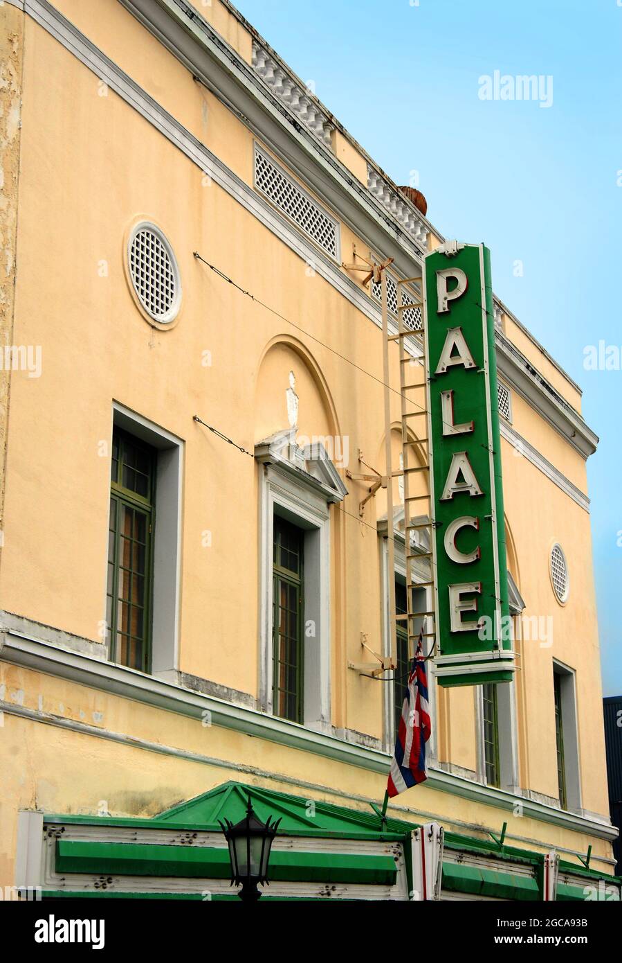 Palace Theater in der Innenstadt von Hilo, Hawaii ist jetzt ein Arthouse. Das Gebäude hat eine grüne Marke und hellbraune Stuckfassade und wurde 1925 erbaut. Stockfoto