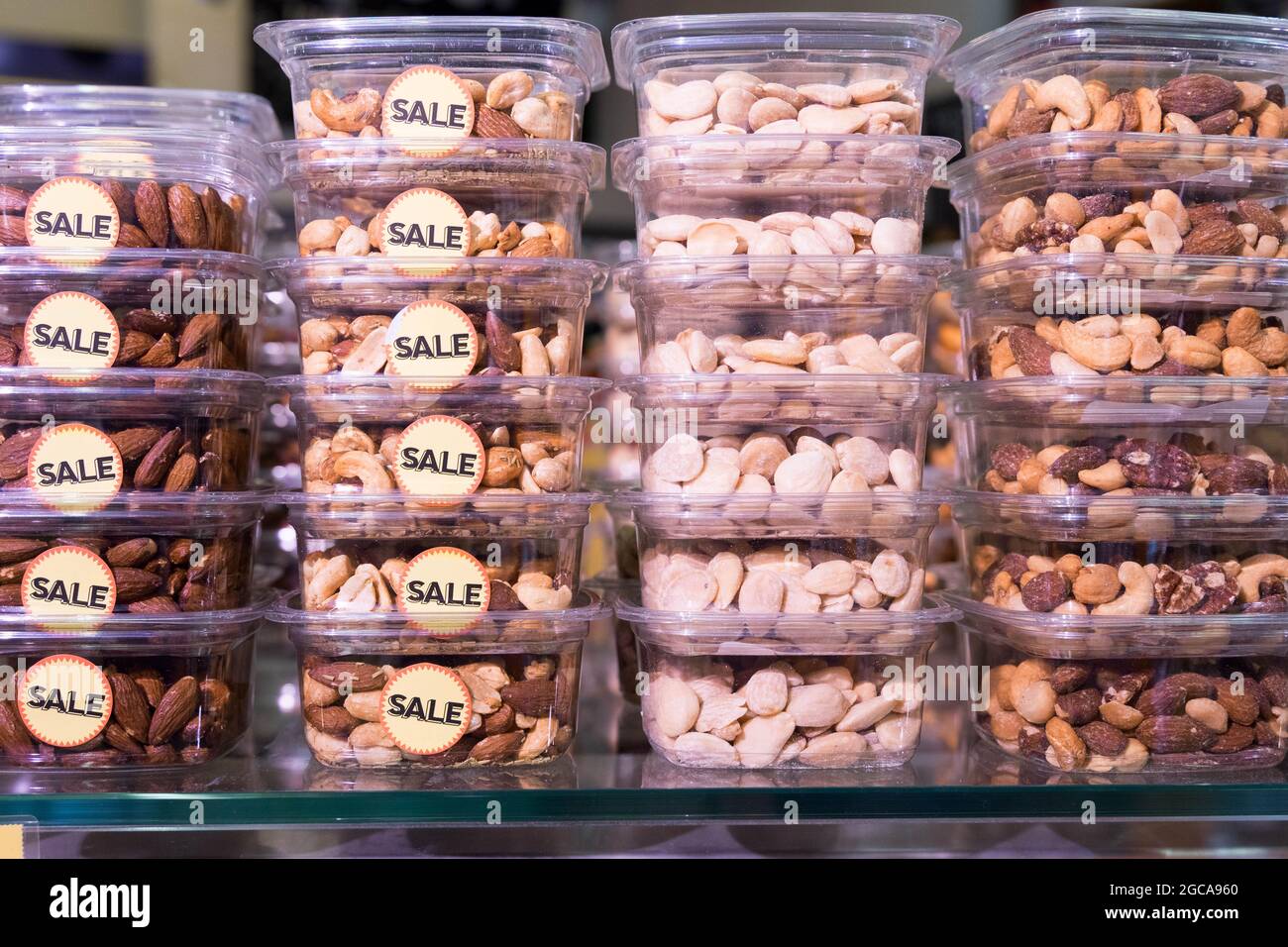 Vorgepackte Cashewnuss im Regal zum Verkauf im Londoner Whole Food Supermarkt England Stockfoto