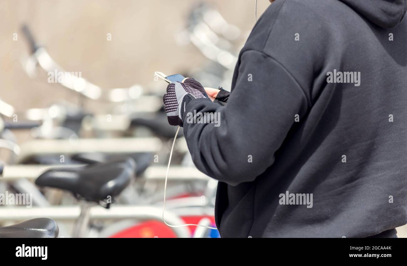 Stadtfahrradverleih. Man mietet ein City Bike mit einer Smartphone-Anwendung. Stockfoto