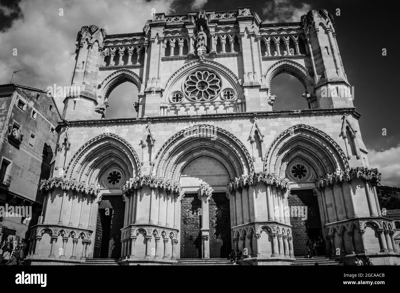 Dramatische und stimmungsvolle Aufnahme der Kathedrale von Cuenca in Spanien Stockfoto