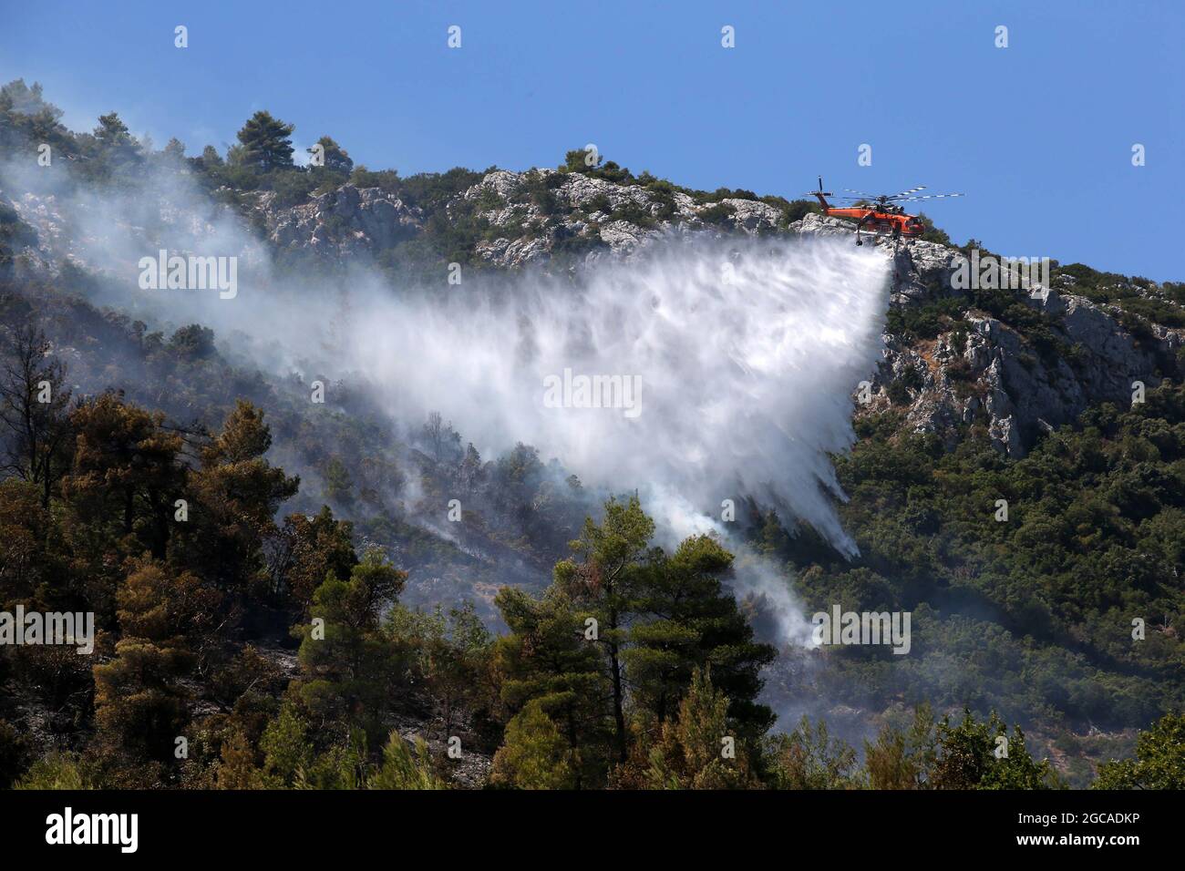 Athen, Griechenland. August 2021. Ein Feuerwehrhubschrauber entfacht am 7. August 2021 Waldbrände im Norden von Athen, Griechenland. Verheerende Waldbrände versengen weiterhin Tausende Hektar Waldfläche in ganz Griechenland. Quelle: Marios Lolos/Xinhua/Alamy Live News Stockfoto