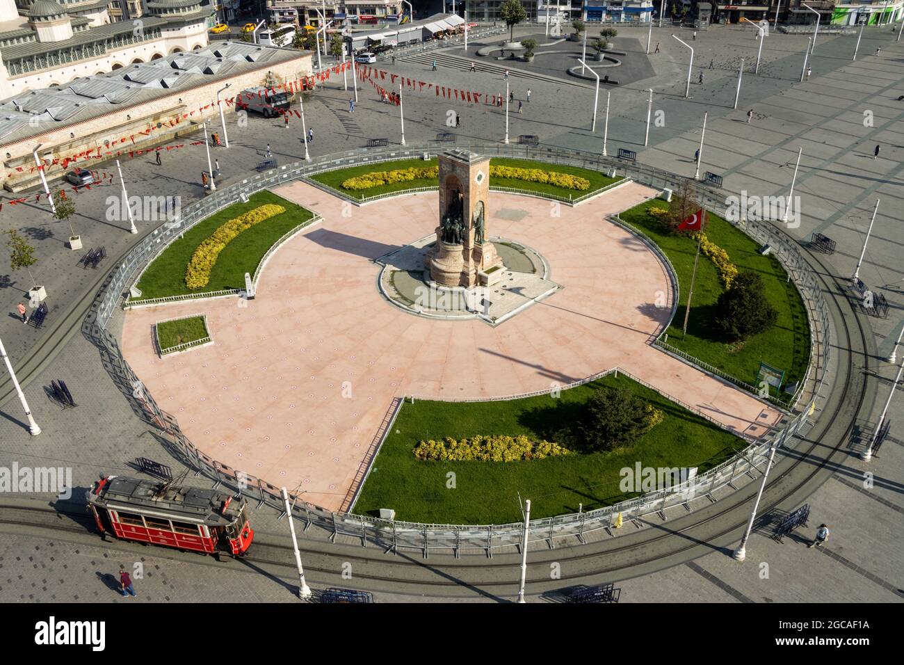 Stadtzentrum von Istanbul, Taksim-Platz und Blick auf das Rekuplische Denkmal. Beliebtes Touristenziel Stockfoto