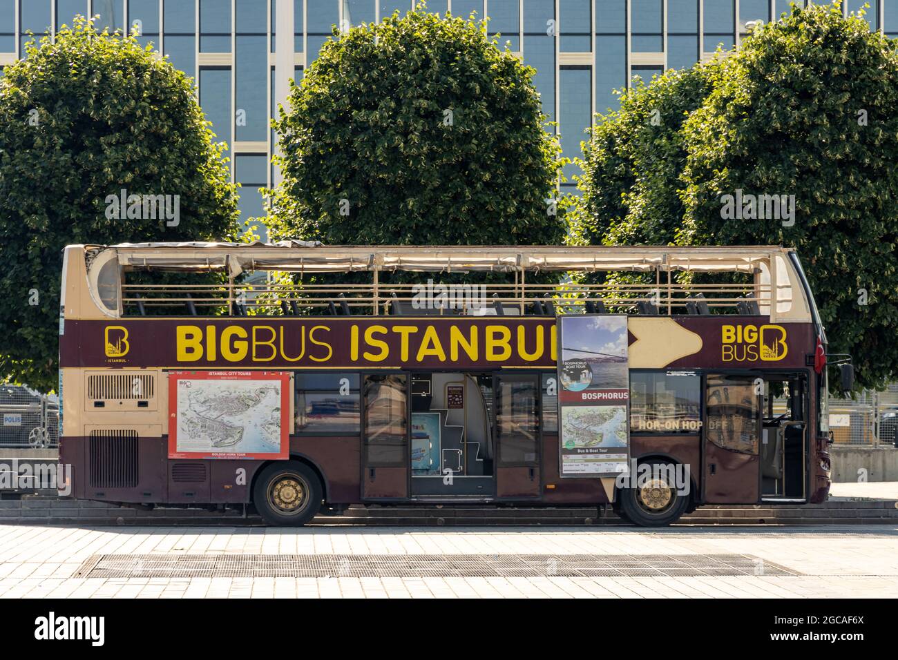 Taksim, Istanbul, Türkei - 26 2021. Juni: Großer Bus, Hop on Hop off Istanbul Touristische Stadtrundfahrt-Bus Stockfoto