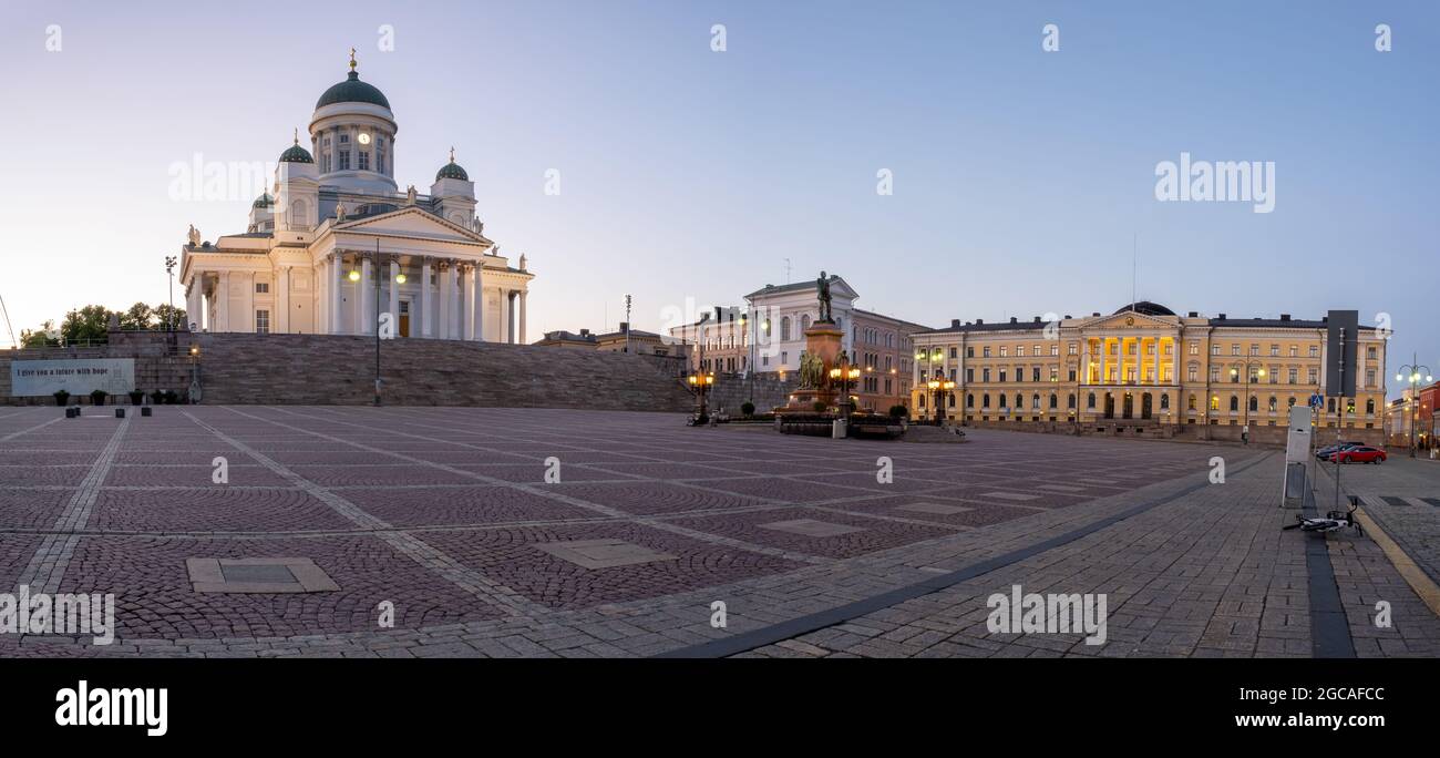 Helsinki / Finnland - 29. JUNI 2021: Blick vom Senatsplatz in der Innenstadt von Helsinki. Die Kathedrale von Helsinki und das Regierungsgebäude um Mitternacht Stockfoto