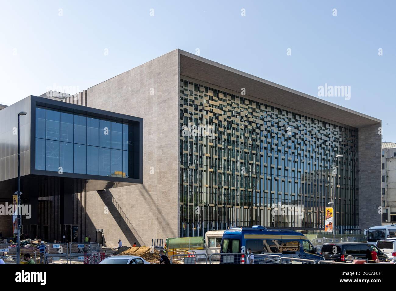 Taksim, Istanbul - Türkei - Juni 26 2021: Ansicht des neuen Atatürk Cultural Center (AKM) Stockfoto