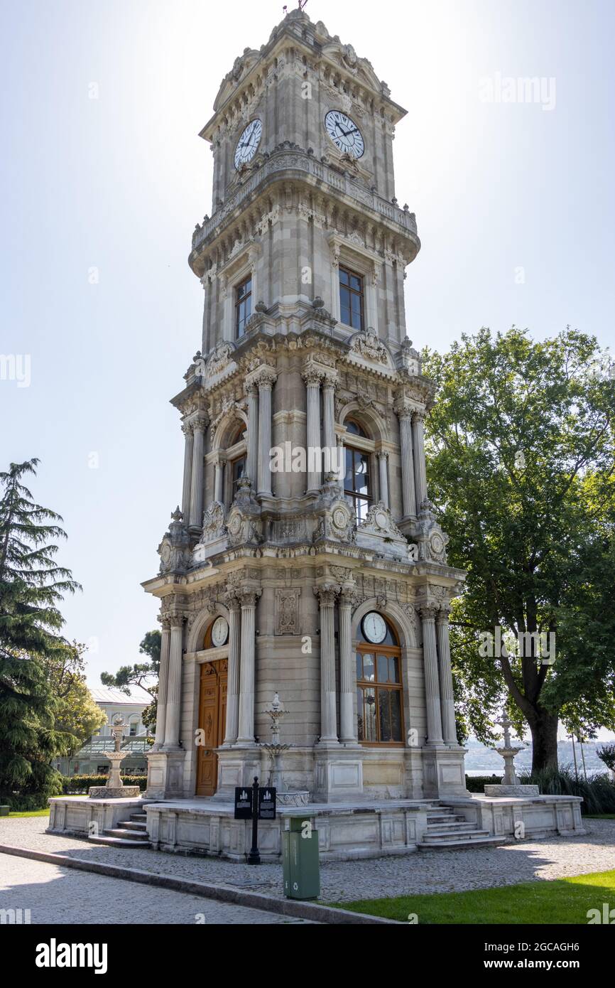 Besiktas, Istanbul - Türkei - 26 2021. Juni: Dolmabahce Palast und Uhrturm, Außenansicht Stockfoto