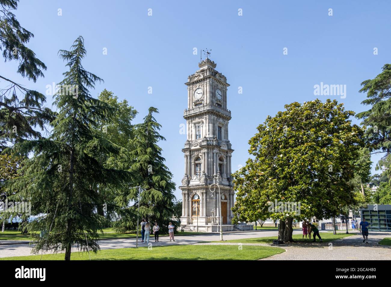 Besiktas, Istanbul - Türkei - 26 2021. Juni: Dolmabahce Palast und Uhrturm, Außenansicht Stockfoto