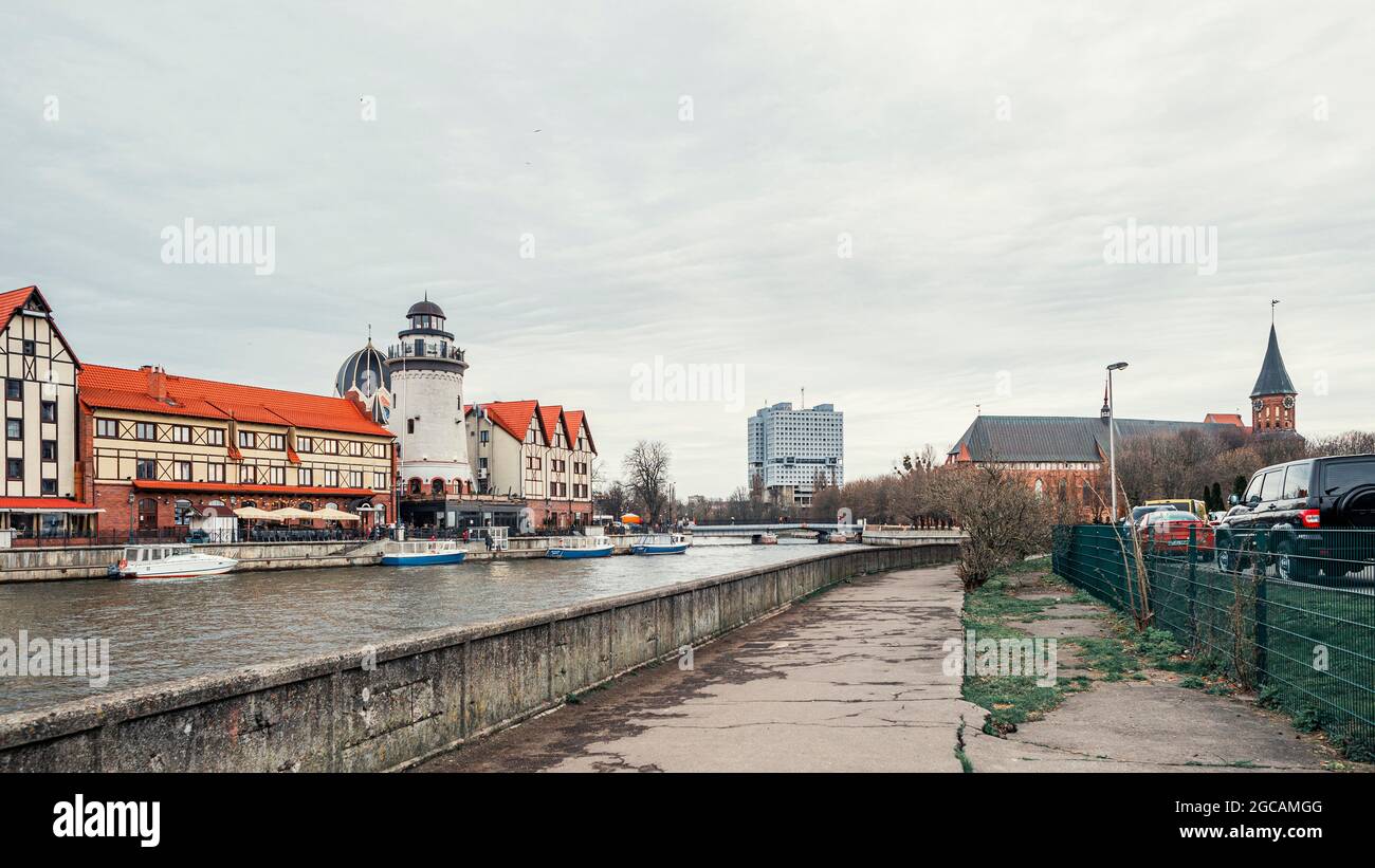 Fischdorf, Haus der Sowjets und die Kathedrale am Ufer des Flusses Pregolya Stockfoto
