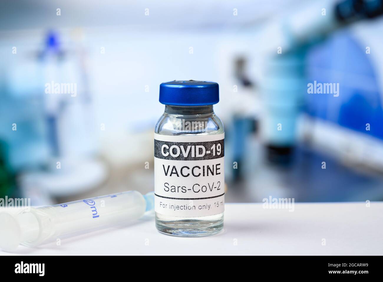 Coronavirus-Impfstoff in der Klinik, Flasche mit COVID-19-Impfstoff in Laborklosung. Konzept des Corona-Virus, Impfstoffforschung, Wissenschaft, Wiedereröffnung, inje Stockfoto