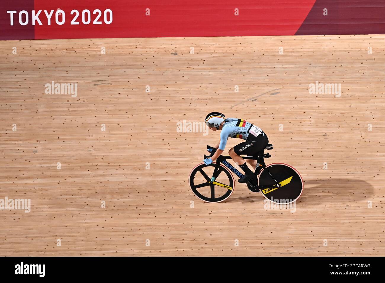 Die belgische Radfahrerin Lotte Kopecky zeigte sich während des Rubbelrennens, dem ersten Teil des Omnium-Radrennens der Frauen, am 17. Tag des „Tokyo“ in Aktion Stockfoto