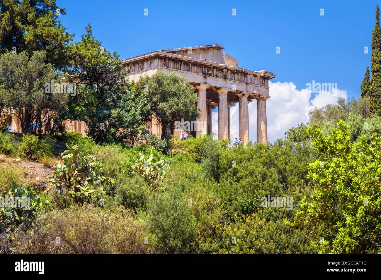 Tempel des Hephaestus in Athen, Griechenland. Landschaftlich schöner Blick auf die altgriechische Agora im Sommer. Dieser Ort ist berühmte Touristenattraktion von Athen. Schöne Landschaft mit Stockfoto