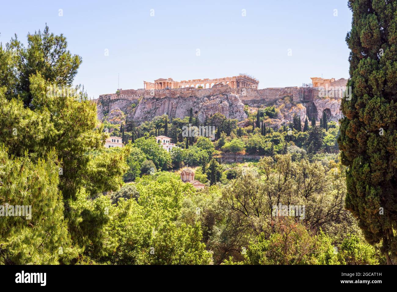 Landschaftlich reizvolle Ansicht der Akropolis von der alten Agora, Athen, Griechenland, Europa. Dieses Hotel ist das Wahrzeichen Athens. Stadtlandschaft mit antiken griechischen Ruinen in Ath Stockfoto