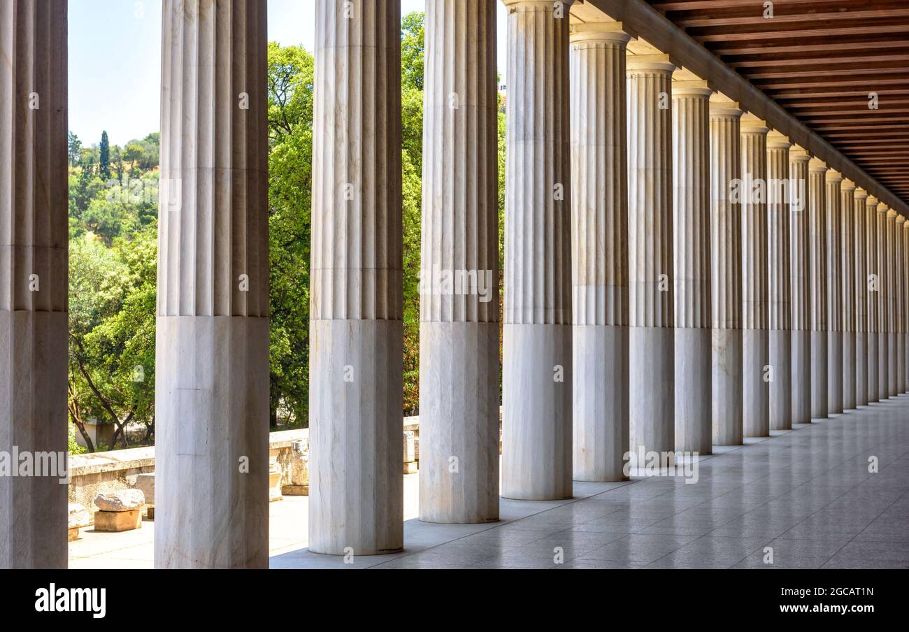 Panorama von klassischem Gebäude wie Akademie in altem Agora, Athen, Griechenland. Perspektivischer Blick in die Stoa von Attalos, das Wahrzeichen Athens. Konzept von Stockfoto