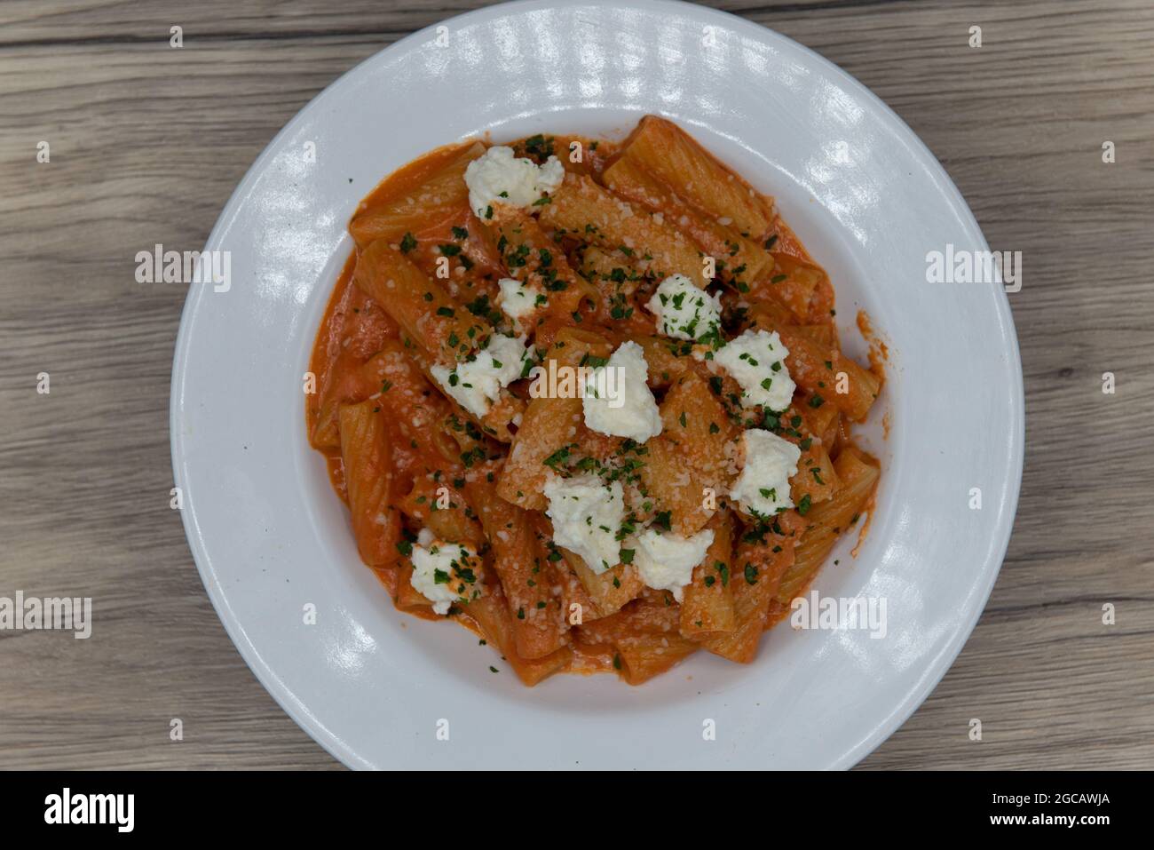 Blick von oben auf gebackene italienische Nudeln mit Käsefüllung füllt die Schüssel für eine komplette Mahlzeit. Stockfoto