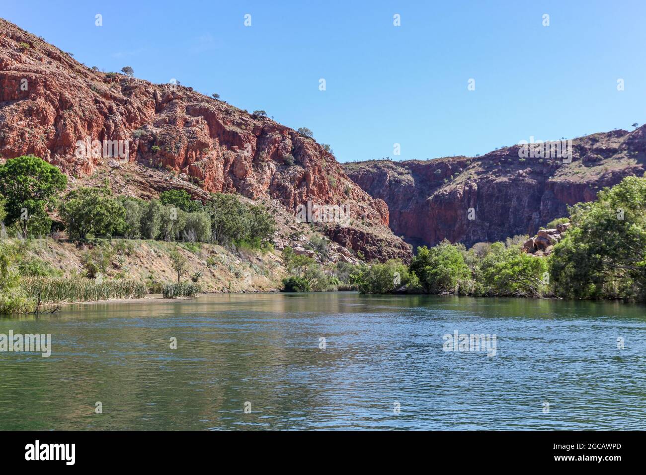 Der Ord River ist eine wichtige Wasserstraße in der Kimberley-Region, die vom Lake Argyle durch die Schlucht fließt und dann auf bewässerte Ackerflächen übergeht. Stockfoto
