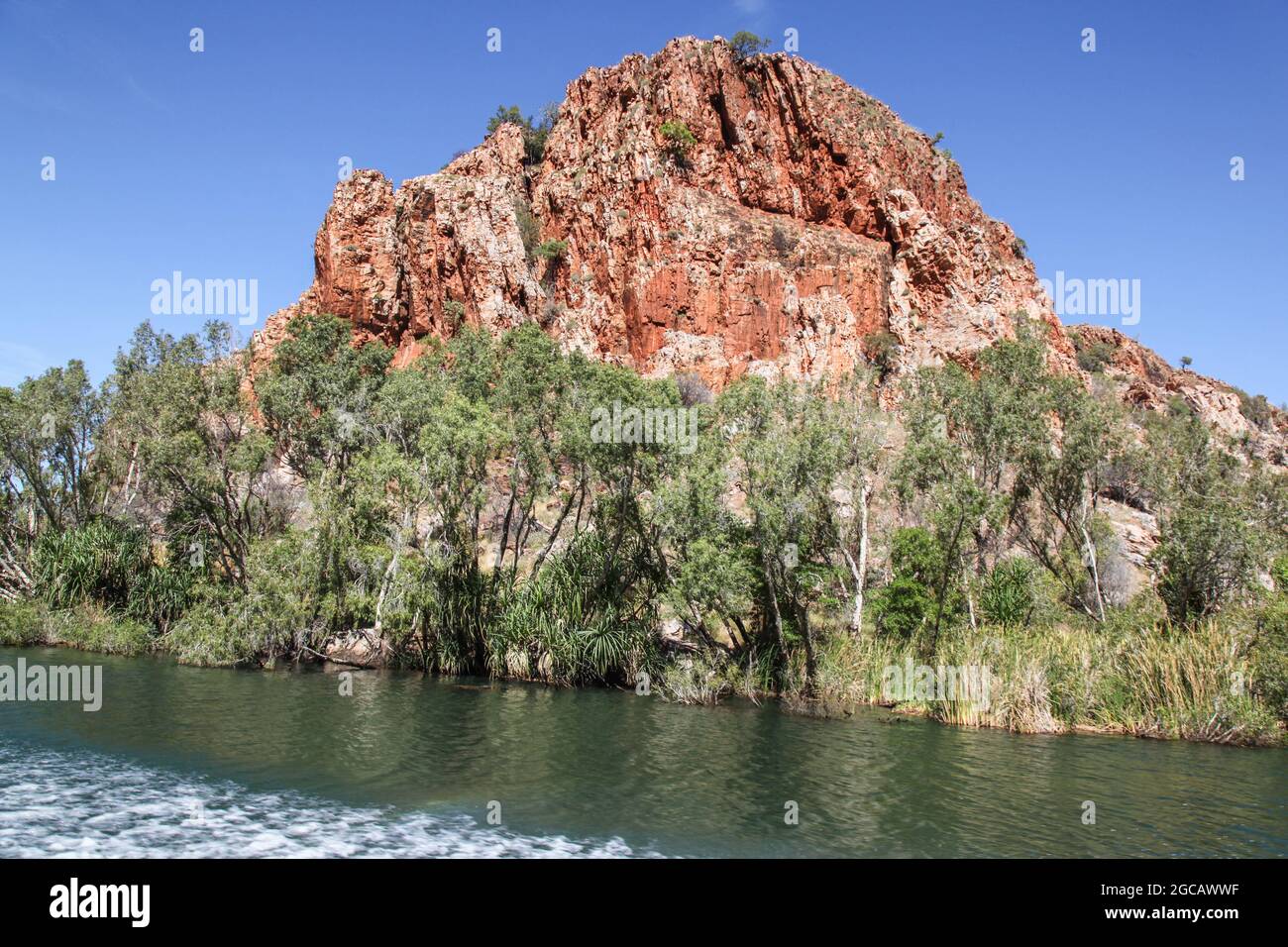 Roter Felsvorsprung am Ord River Western Australia. Flusskreuzfahrten auf dem Fluss sind eine beliebte touristische Aktivität Stockfoto