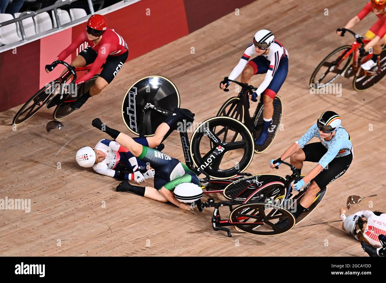 Die belgische Radfahrerin Lotte Kopecky fällt während des Rubbelrennens, dem ersten Teil des Omnium-Radrennens der Frauen am 17. Tag der Olympischen Spiele 2020 in Tokio Stockfoto