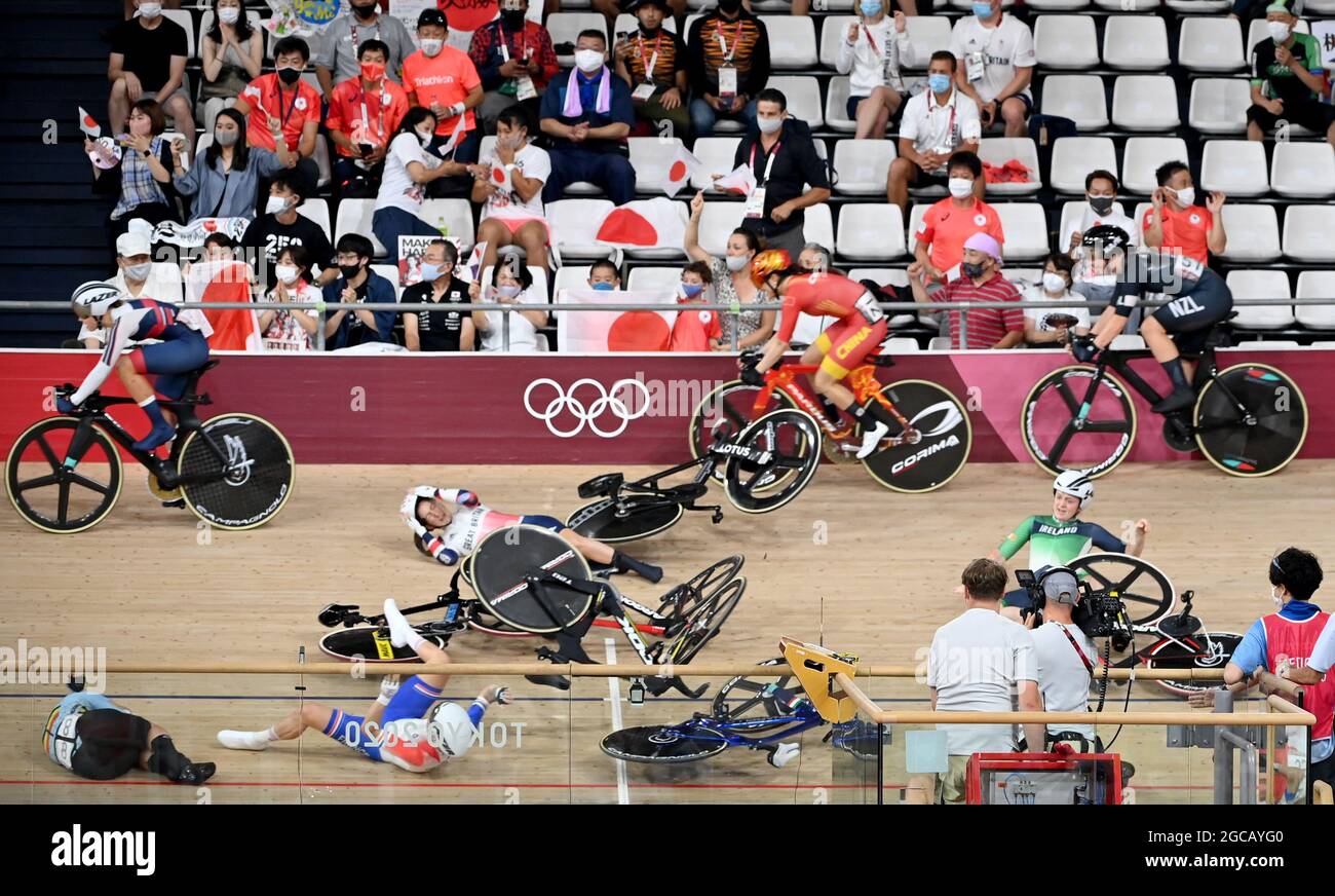 Izu, Japan. August 2021. Radfahren/Leichtathletik: Olympische Spiele, Omnium, Frauen, Kratzer auf dem Izu Velodrome. Die Radsportlerinnen mit Clara Copponi (M unten) aus Frankreich und Laura Kenny (M) aus Großbritannien stürzen ab. Quelle: Sebastian Gollnow/dpa/Alamy Live News Stockfoto
