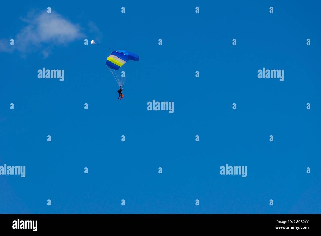 Tandem Fallschirmsprung, ein Anfänger mit einem Ausbilder landen unter dem Dach eines Fallschirms Stockfoto