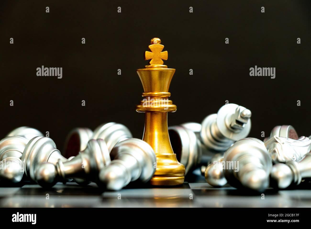 Gold König Schachstück gewinnen über liegend Silber König mit